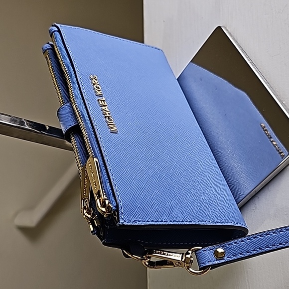 Michael Kors Periwinkle Saffiano Leather Double Zip Phone Wristlet/Wallet EUC - Picture 3 of 16